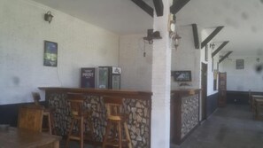 Melayani sarapan dan makan siang dengan sajian masakan internasional