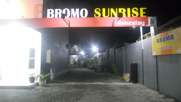 A building with a sign reading "Bromo Sunrise Homestay". - Bromo Sunrise Homestay (Probolinggo)