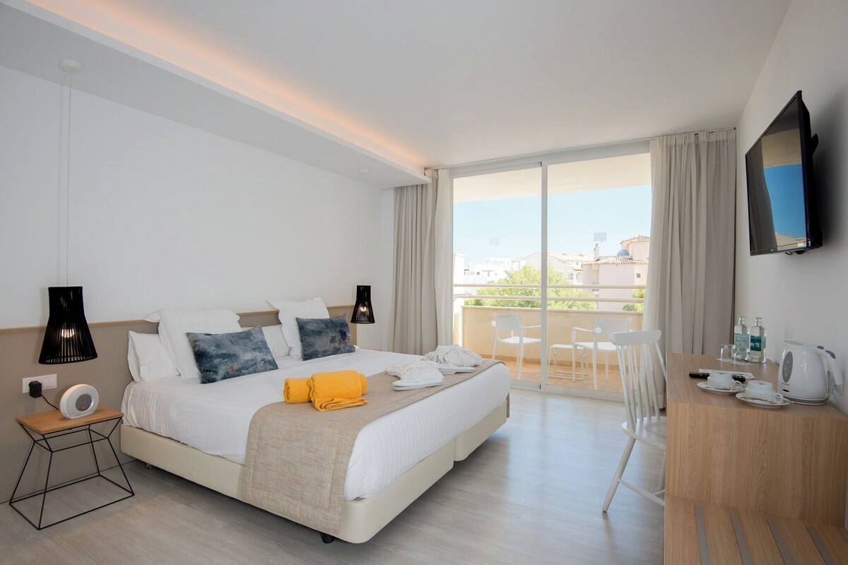 Caixa forta a l'habitació, escriptori, cortines opaques i wifi gratuïta