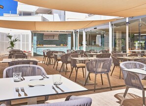 Breakfast and dinner served - Globales Cala Bona (Son Servera)