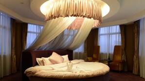 Honeymoon Suite (Round Bed) | 1 bedroom, premium bedding, down comforters, pillowtop beds - Country Garden Phoenix Hotel Changsha (Changsha)