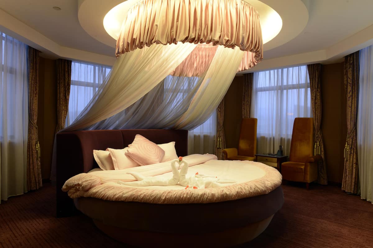 Smekmånadssvit (Round Bed) | 1 sovrum, sängtillbehör av högsta kvalitet, duntäcken och bäddmadrasser