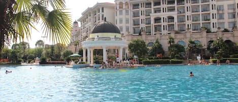 Una piscina techada, una piscina al aire libre