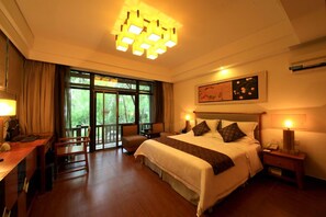 Minibar, safe på rommet, skrivebord og blendingsgardiner