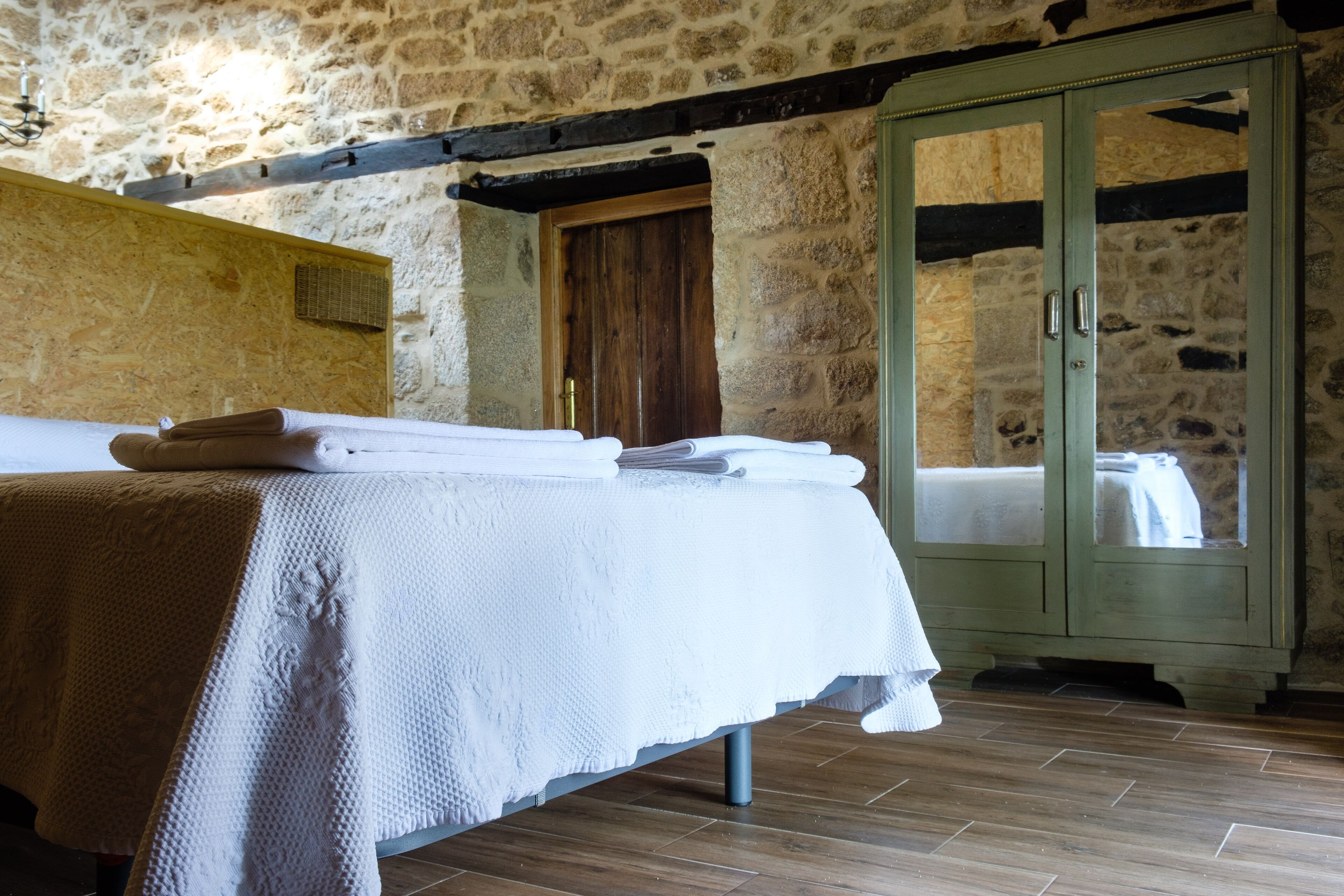 Apartemen Keluarga | Dilengkapi dengan perabotan berbeda-beda dan tirai kedap cahaya