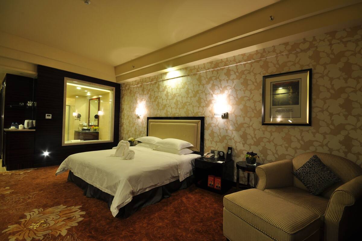 Deluxe King Room | In-room safe, desk, blackout drapes, rollaway beds