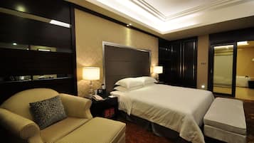 Executive-sviitti | Tallelokero huoneessa, työpöytä, pimennysverhot, lisävuoteet