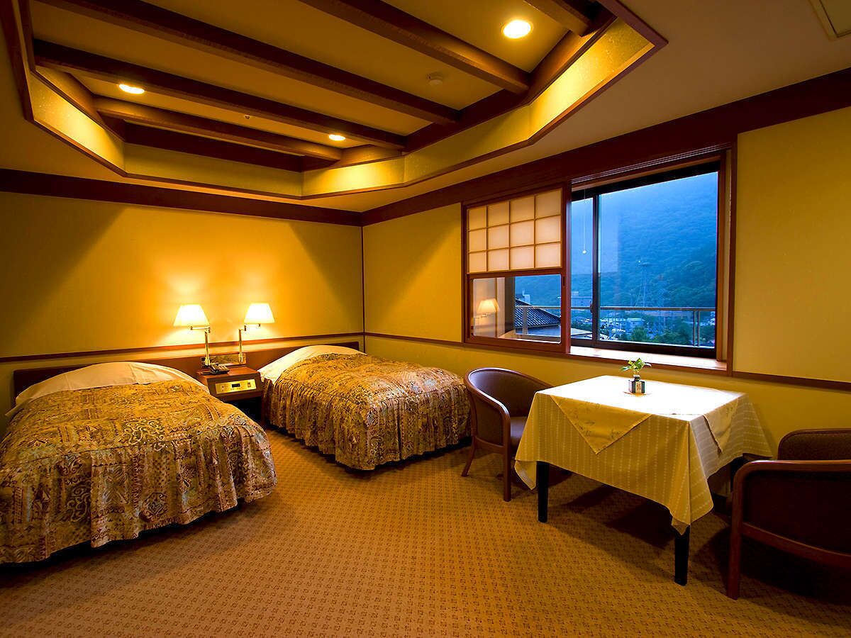 双床房 (East Tower) | 客房内保险箱、办公桌、免费 WiFi