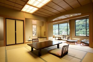 豪華客房 (Japanese Style, East Building) | 客房內保險箱、書桌、免費無線上網