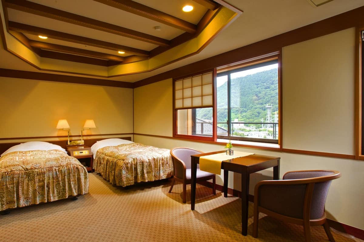 Chambre avec lits jumeaux (East Tower) | 1 chambre, coffre-fort, bureau, accĂšs au Wi-Fi (inclus)