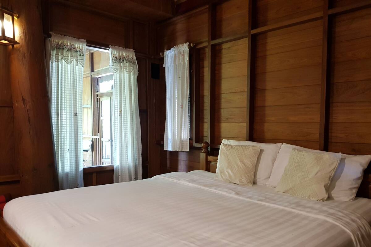 Villa, balkon | Een bureau, verduisterende gordijnen, geluiddichte muren, gratis wifi