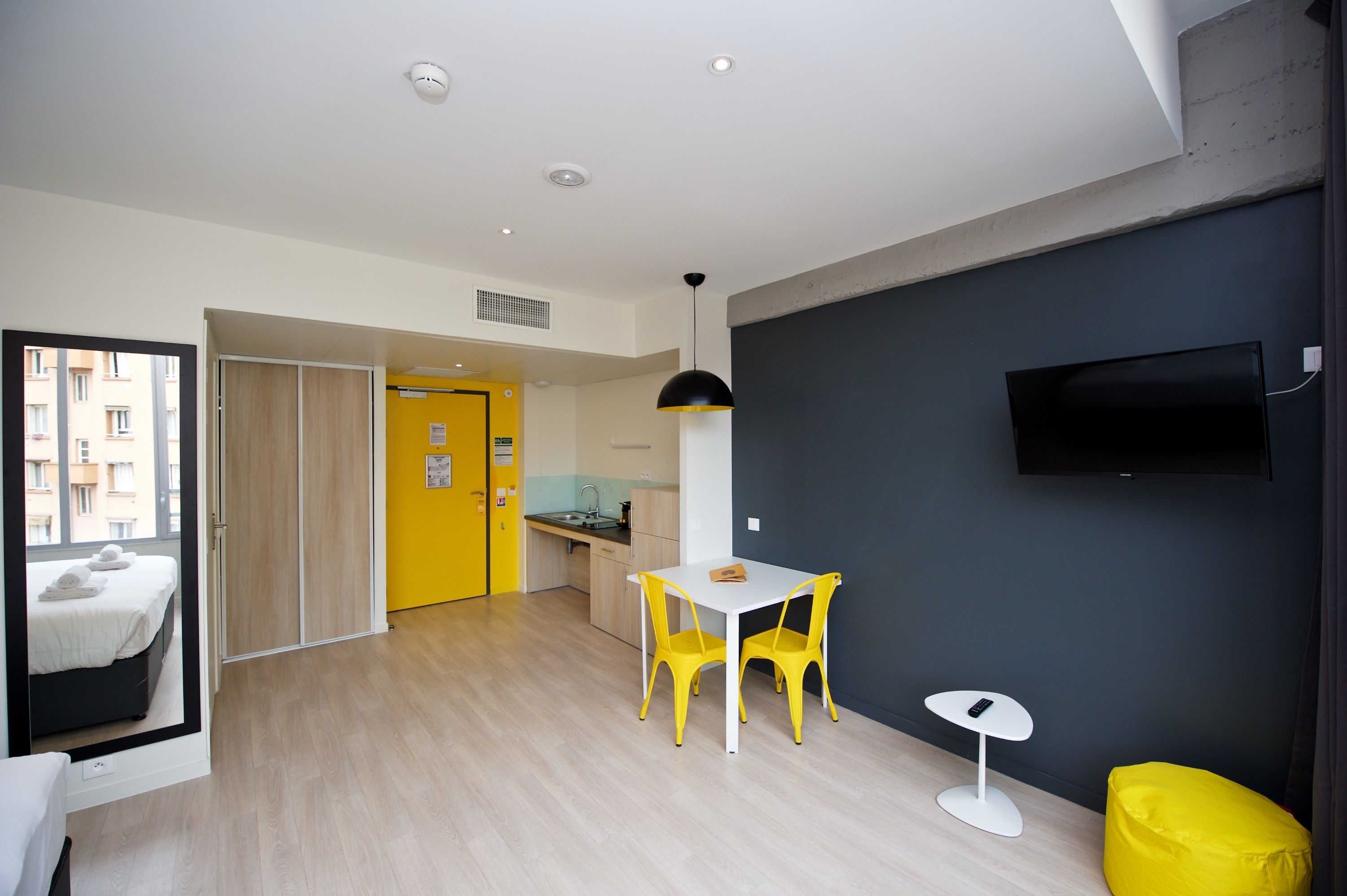 Eine moderne Wohnung mit Küche, Essbereich und Wohnzimmer.