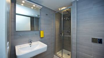 Standaard studio | Badkamer | Een douche, een haardroger, handdoeken