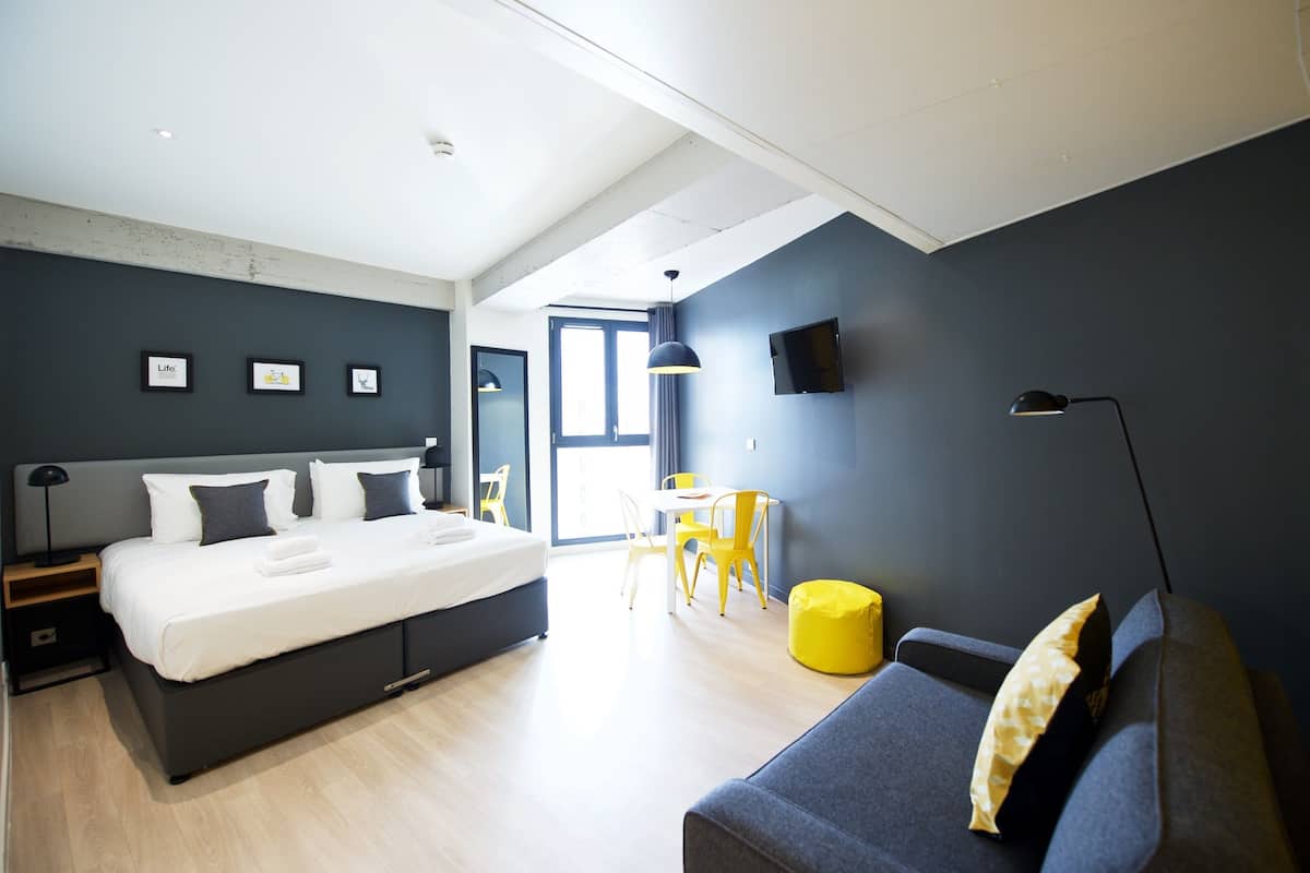 Studio 3 persons | Desk, iron/ironing board, WiFi (free), bed sheets