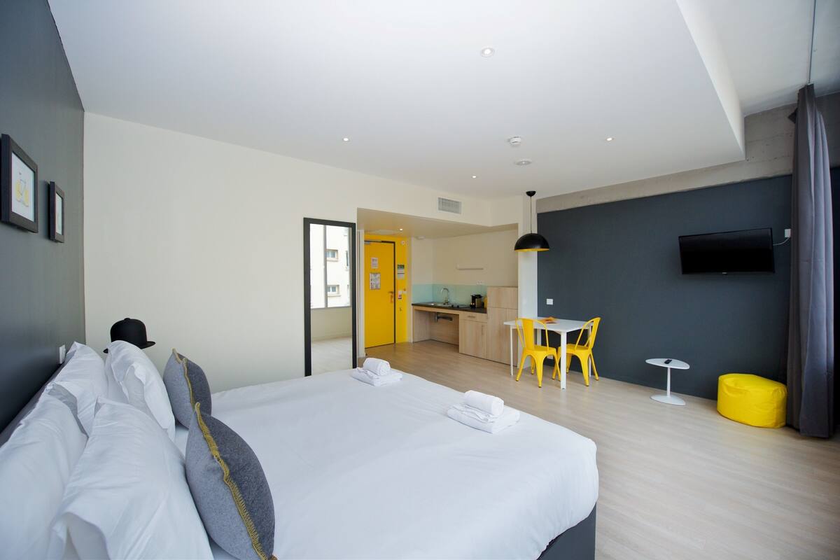  Accessible Studio 2 persons | Desk, iron/ironing board, WiFi (free), bed sheets