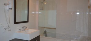 Kamar Double Comfort | Kamar mandi | Pengering rambut dan handuk