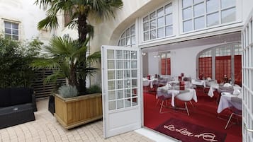 Petit déjeuner, déjeuner et dßner servis sur place