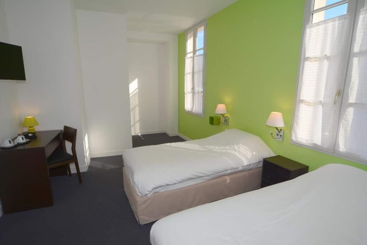 Comfort tweepersoonskamer | Een bureau, geluiddichte muren, gratis wifi, beddengoed