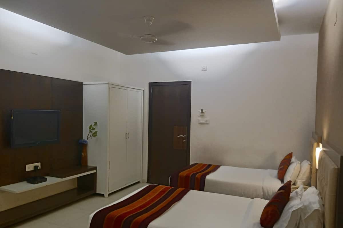 Deluxe Double Room, 1 Double Bed | In-room safe, rollaway beds, free wired Internet, wheelchair access