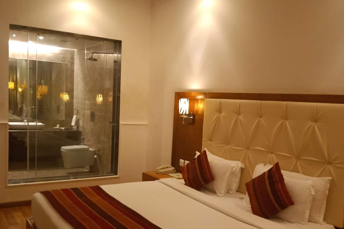 Premium Room | In-room safe, rollaway beds, free wired Internet, wheelchair access