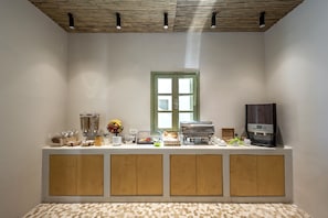 Daily buffet breakfast for a fee - Ambeli Apartments (Santorini)