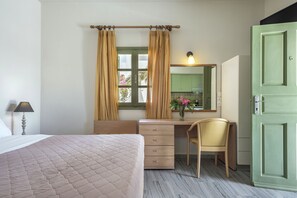 Studio, Garden View | Pillowtop beds, in-room safe, desk, soundproofing