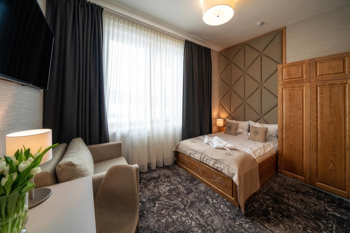 Economy Double Room (201937192) | 1 bedroom, minibar, in-room safe, desk