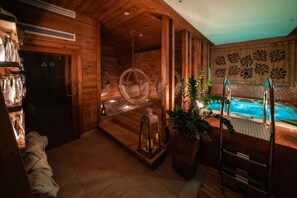 Salas de tratamiento para parejas, un sauna, una bañera de hidromasaje
