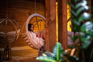 Salas de tratamiento para parejas, un sauna, una bañera de hidromasaje