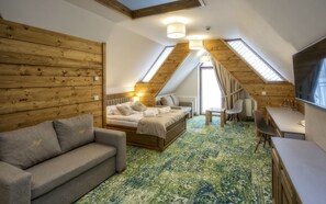 Habitació doble prèmium | Minibar, caixa forta a l'habitació, escriptori i cortines opaques 