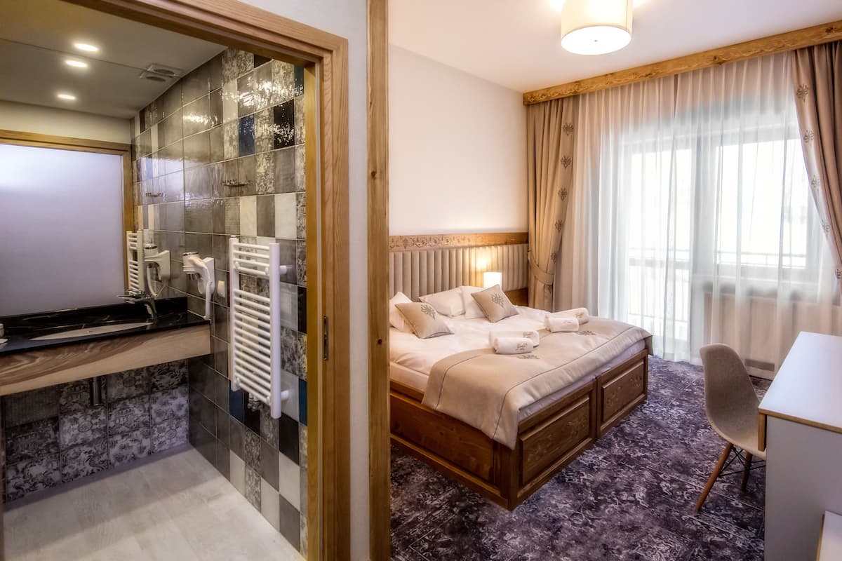 Standard Double Room | 1 bedroom, minibar, in-room safe, desk