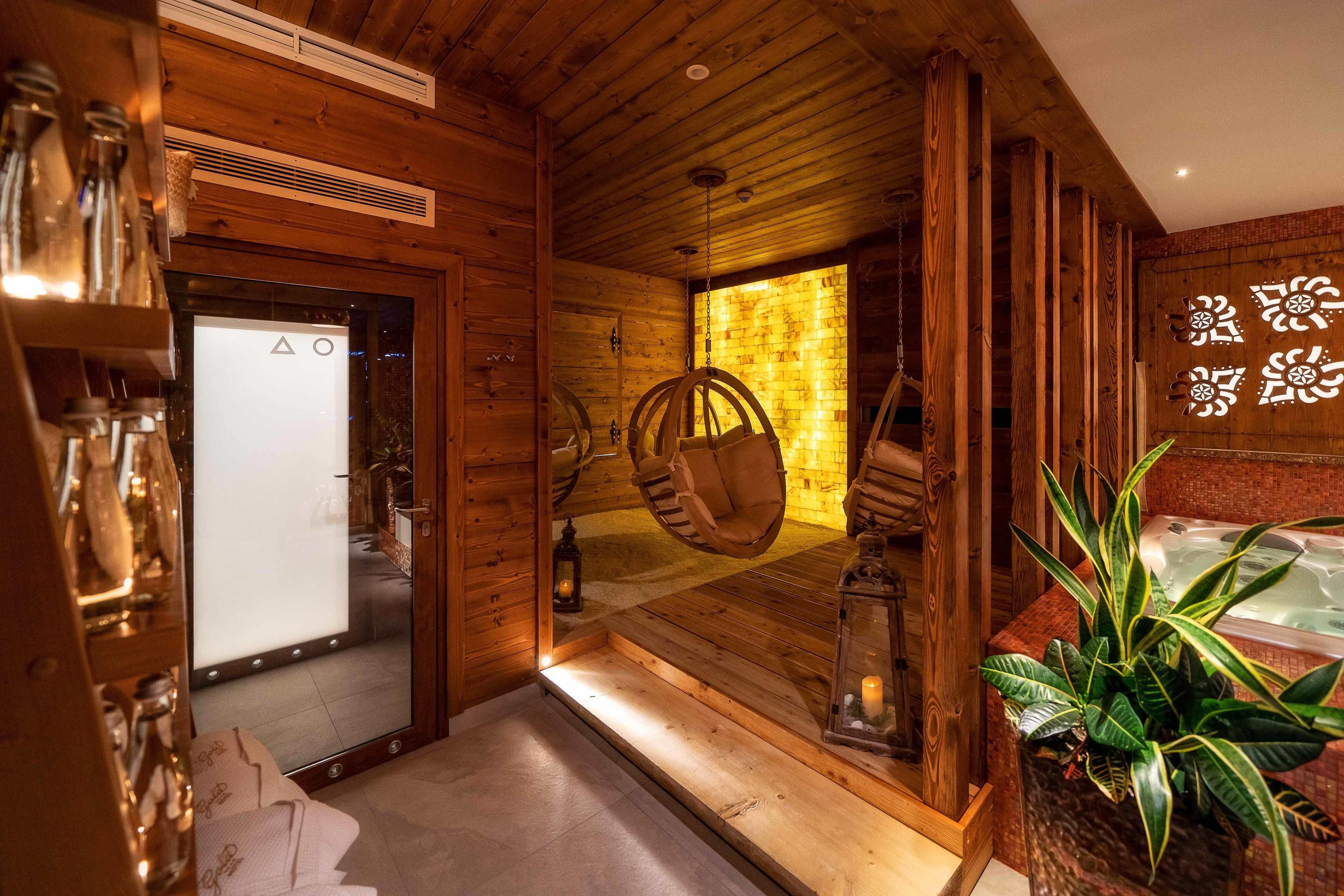 雙人療程室、三溫暖烤箱、浴缸、蒸氣室、美體療程、臉部療程