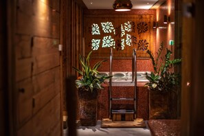 Parihoitohuone(ita), sauna, poreallas, höyrysauna, vartalohoitoja