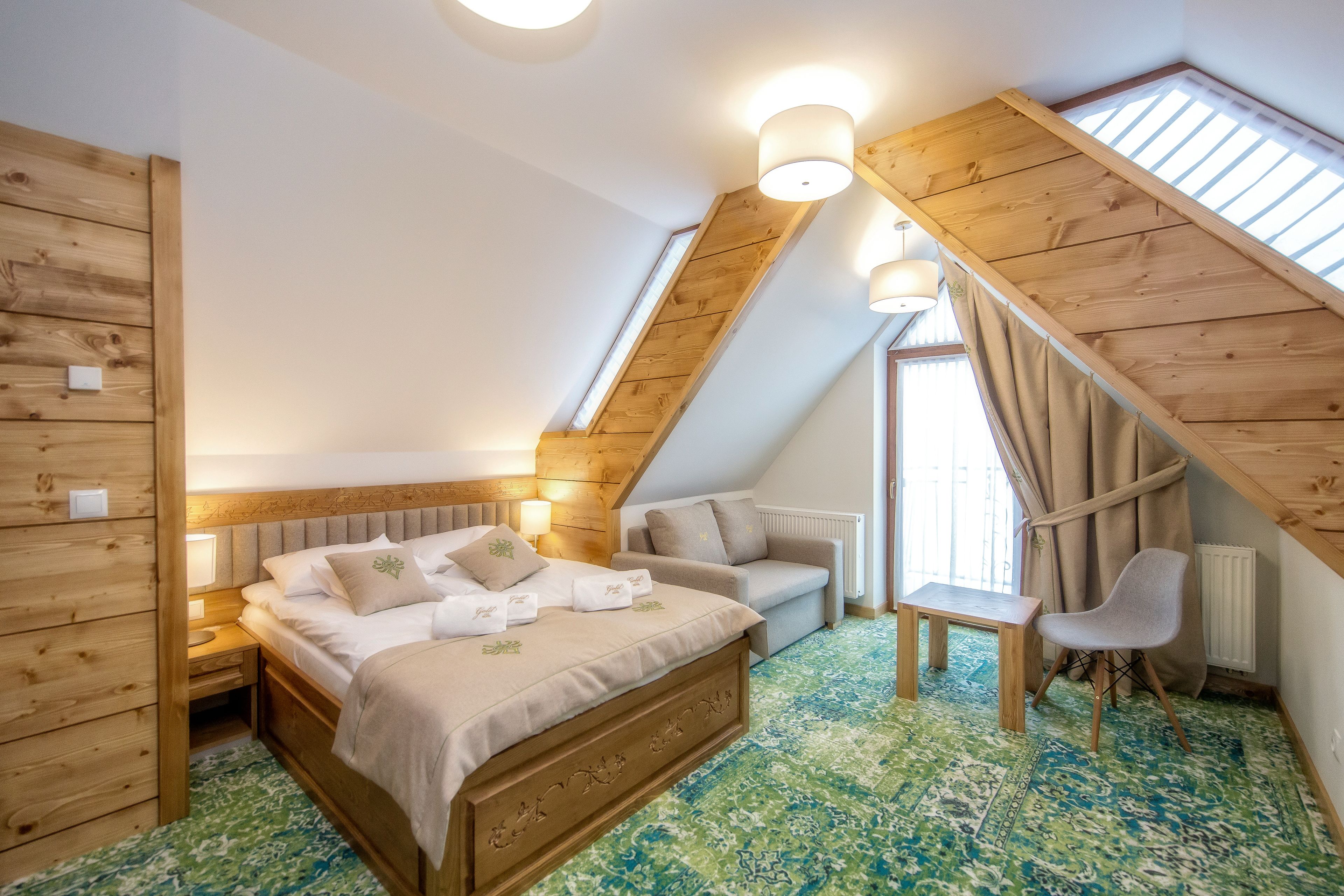 Comfort Double Room | Minibar, in-room safe, desk, blackout drapes