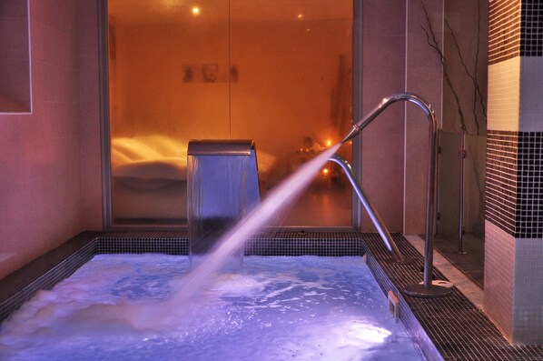 สระว่ายน้ำในร่ม/กลางแจ้ง