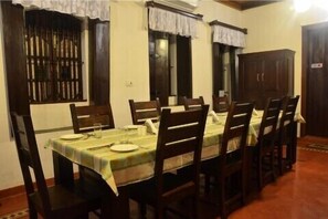 Dining - Martins Siesta (Parra)