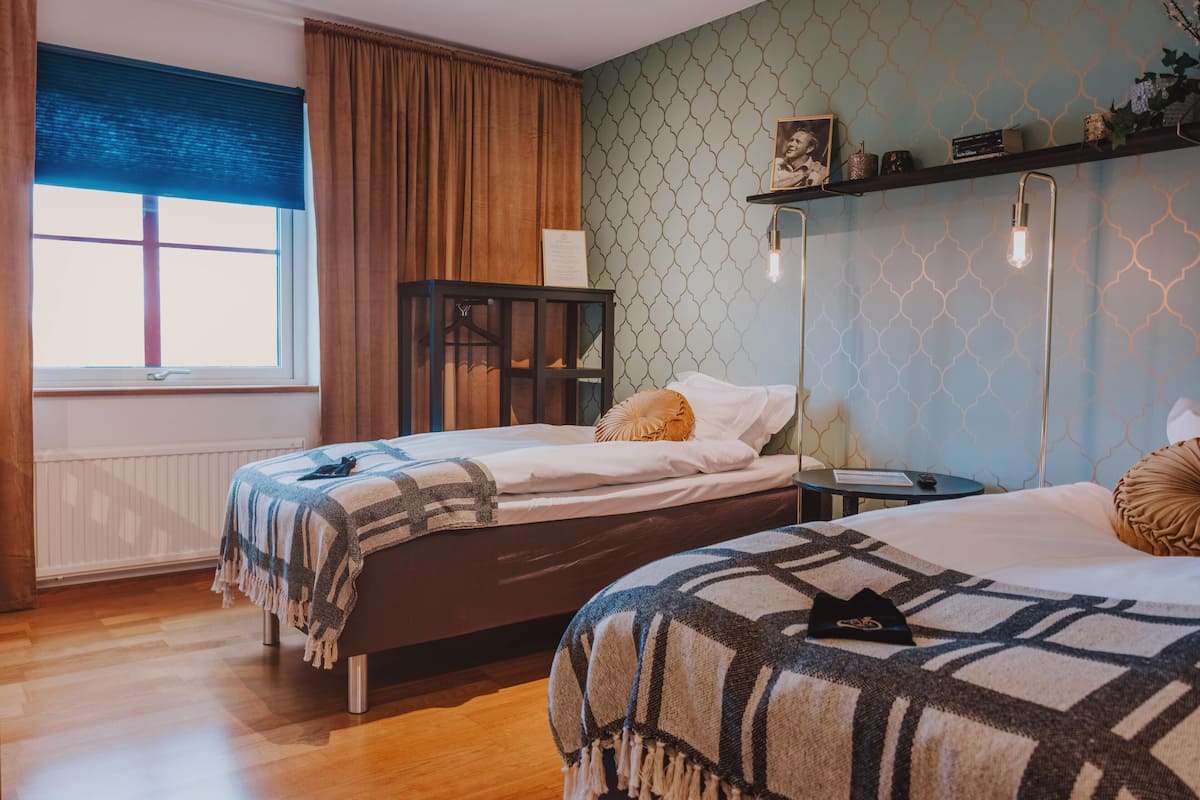 twin room | desk, blackout curtains, rollaway beds, free wifi