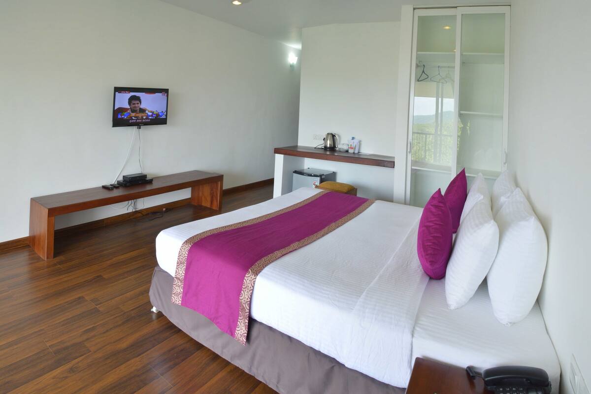 Minibar, bàn, bàn ủi/dụng cụ ủi quần áo