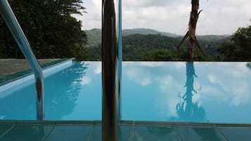 Hồ bơi ngoài trời