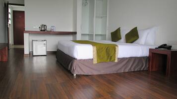 Phòng đôi, phòng tắm riêng, quang cảnh núi | Minibar, bàn, bàn ủi/dụng cụ ủi quần áo