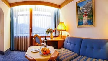 Junior Suite (Grand) | Living area | 32-inch flat-screen TV with satellite channels, TV