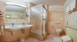 Ducha, secador de pelo y toallas