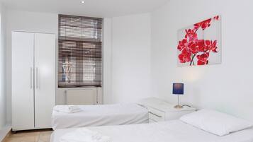 Twin Room | Meja, Wi-fi, cadar katil