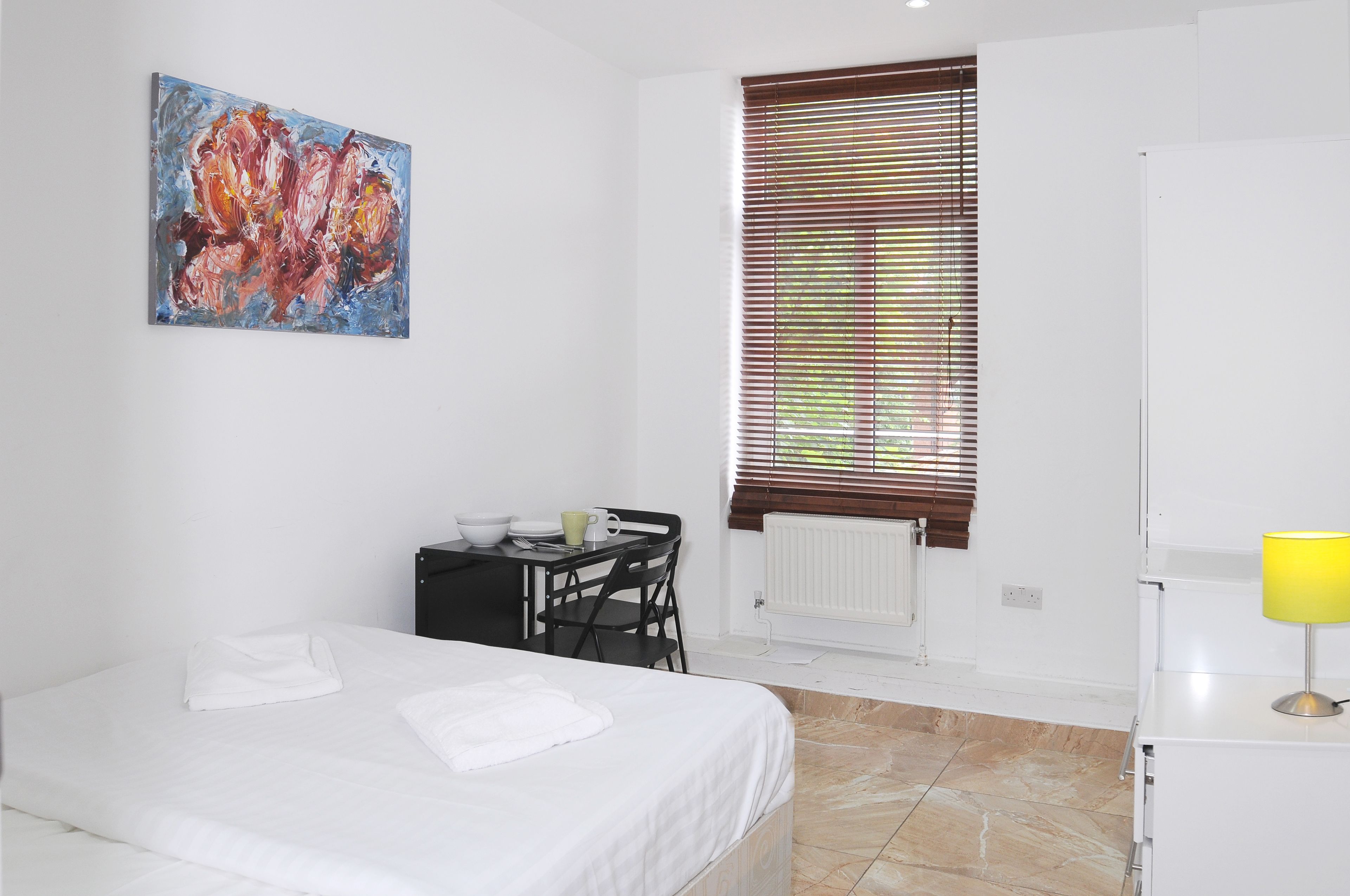 Escritorio, wifi y ropa de cama 