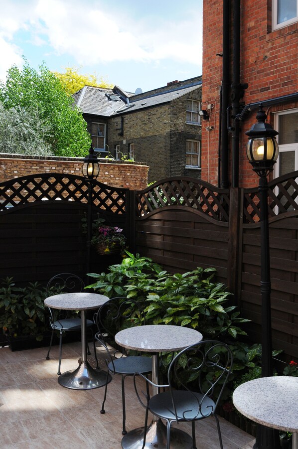 Outdoor dining - Abercorn House - Hostel (London)
