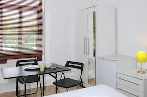 Double Room, Shared Bathroom - Abercorn House - Hostel (London)