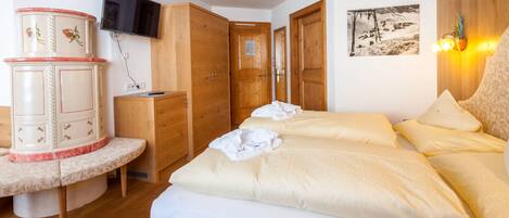 Kahden hengen huone | Tallelokero huoneessa, yksilöllisesti sisustettu