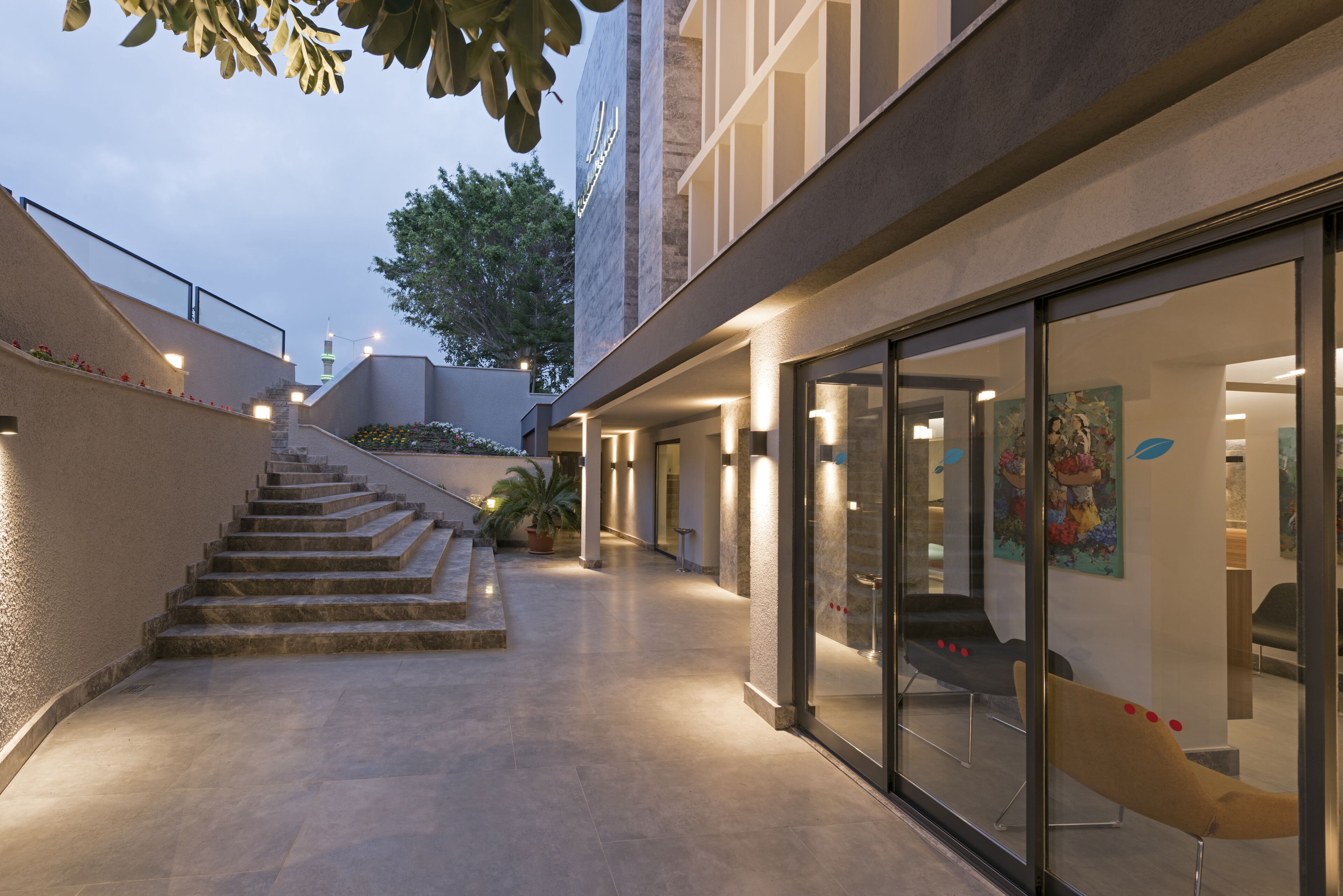 Un edificio moderno con una escalera que conduce a una entrada de cristal.