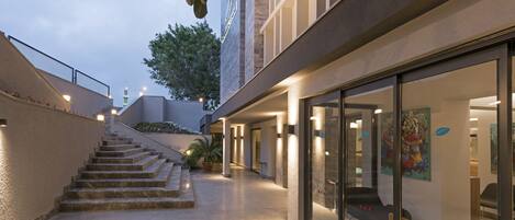 Un edificio moderno con una escalera que conduce a una entrada de cristal.