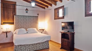 Standard Double Room | Desk, blackout drapes, free WiFi, bed sheets